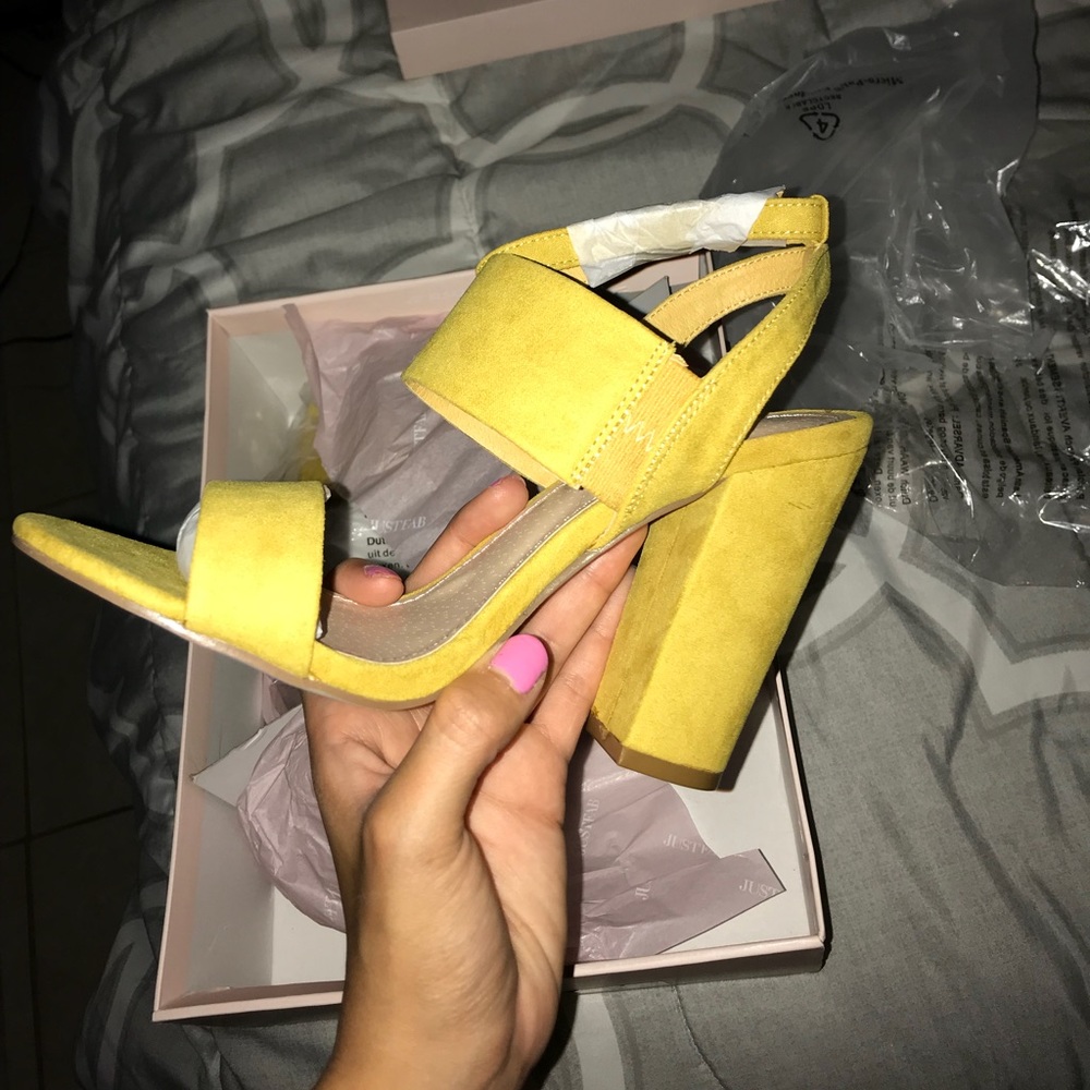 yellow/ mustard shoes - Picture 2 of 3